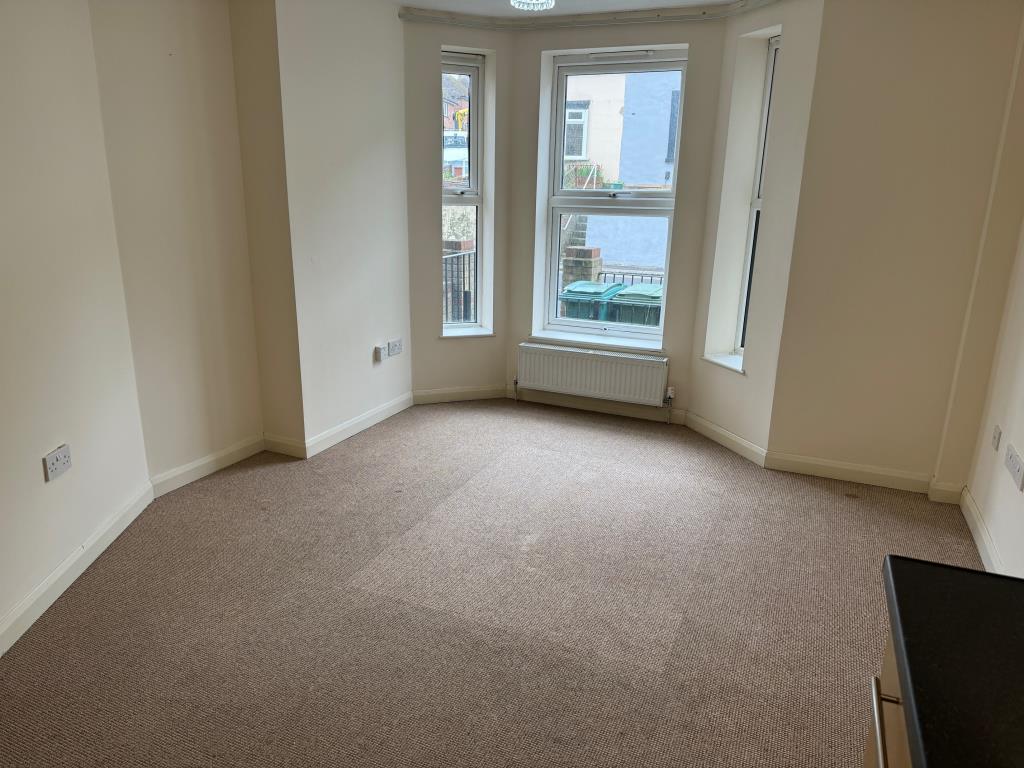 Lot: 46 - FREEHOLD BLOCK OF FOUR FLATS - Flat 2 - Living room area